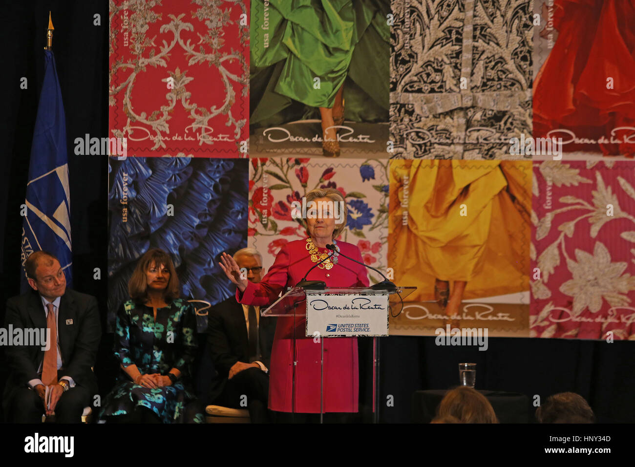 La città di New York, Stati Uniti d'America. Xvi Feb, 2017. Hillary Clinton al podio a Vanderbilt Hall. L'ex Segretario di Stato e il candidato presidenziale Hillary Clinton uniti Vogue editor Anna Wintour, Anderson Cooper, Oscar de la Renta CEO Alexander Bolen & USPS VP Janice D. Walker in Grand Central Terminal, Vanderbilt Hall formalmente a svelare un USPS francobollo in onore di designer di moda Oscar de la Renta. Credito: Andy Katz/Pacific Press/Alamy Live News Foto Stock