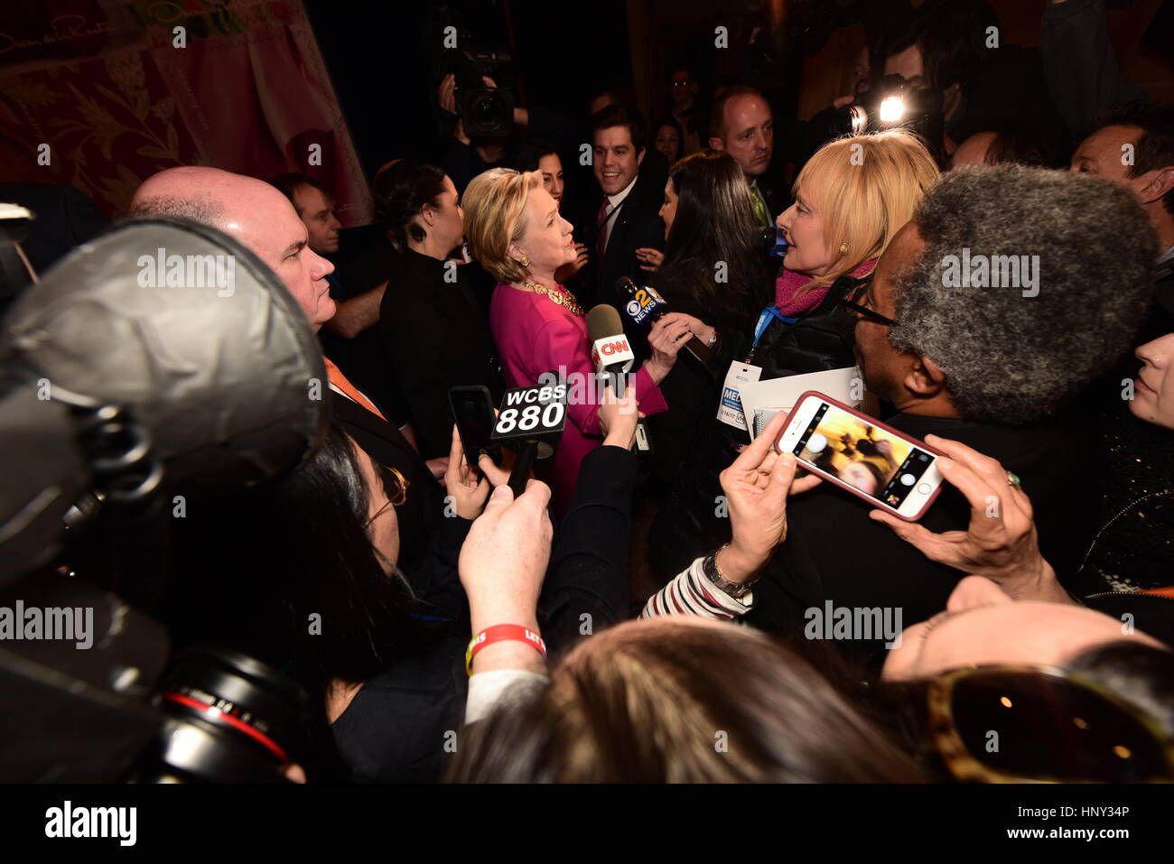 La città di New York, Stati Uniti d'America. Xvi Feb, 2017. Hillary Clinton chat con premere sul suo modo al di fuori della Vanderbilt Hall dopo l inaugurazione. L'ex Segretario di Stato e il candidato presidenziale Hillary Clinton uniti Vogue editor Anna Wintour, Anderson Cooper, Oscar de la Renta CEO Alexander Bolen & USPS VP Janice D. Walker in Grand Central Terminal, Vanderbilt Hall formalmente a svelare un USPS francobollo in onore di designer di moda Oscar de la Renta. Credito: Andy Katz/Pacific Press/Alamy Live News Foto Stock