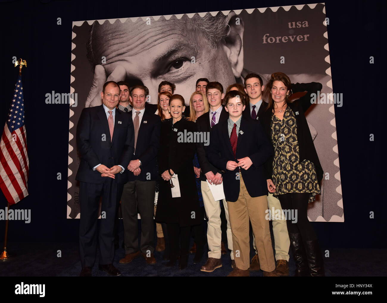 La città di New York, Stati Uniti d'America. Xvi Feb, 2017. Annette de la Renta, [center] vedova del compianto designer, pone con la famiglia & company funzionari di fronte a sovradimensionare il timbro. L'ex Segretario di Stato e il candidato presidenziale Hillary Clinton uniti Vogue editor Anna Wintour, Anderson Cooper, Oscar de la Renta CEO Alexander Bolen & USPS VP Janice D. Walker in Grand Central Terminal, Vanderbilt Hall formalmente a svelare un USPS francobollo in onore di designer di moda Oscar de la Renta. Credito: Andy Katz/Pacific Press/Alamy Live News Foto Stock