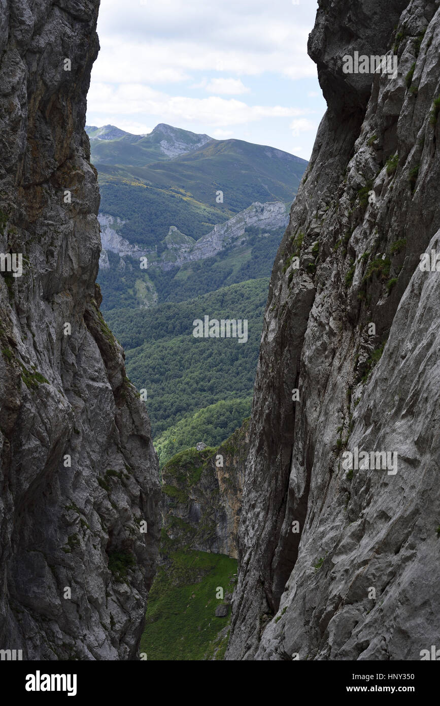 Canal de la Jenduda, in rotta verso El Cable, guardando verso il basso e verso la Fuente De, e mostrando la scogliera a strapiombo facce formando il canale. Picos de Europa, Spagna Foto Stock