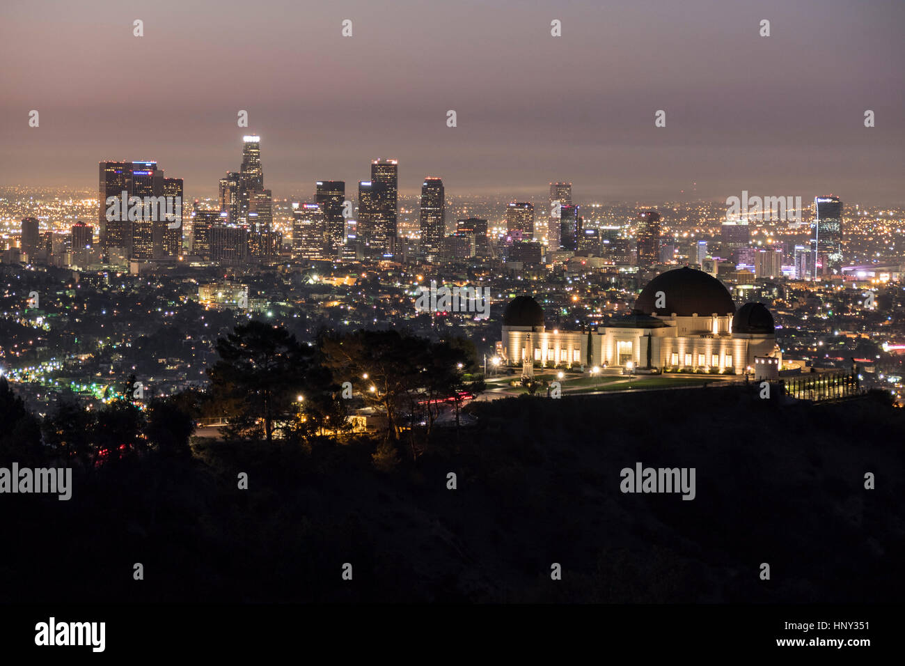 Los Angeles, California, Stati Uniti d'America - 5 Ottobre 2014: Griffith Observatory e il centro cittadino di Los Angeles all'alba. Foto Stock