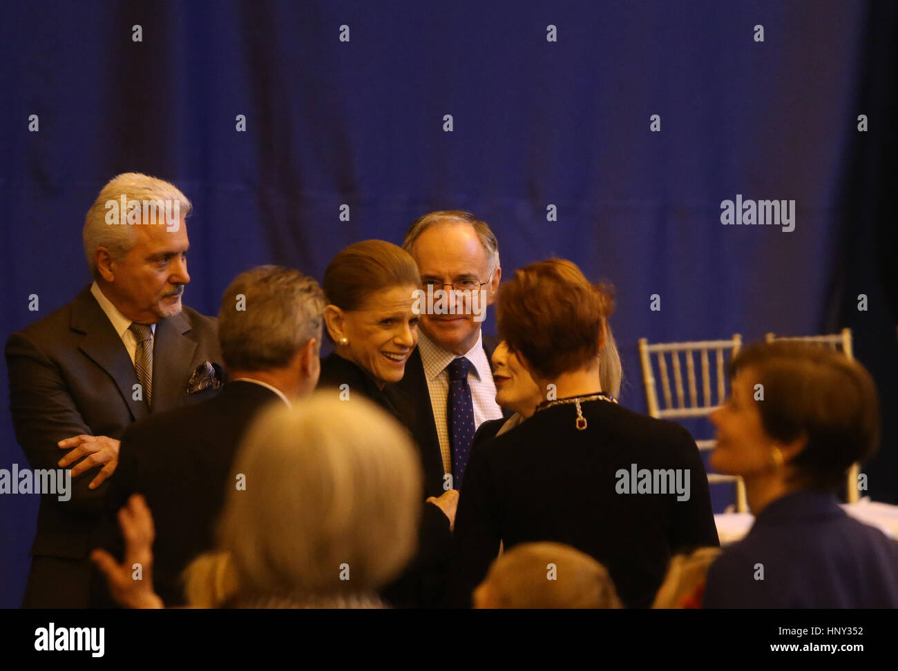 La città di New York, Stati Uniti d'America. Xvi Feb, 2017. Annette de la Renta, vedova del designer di moda, arriva per svelare a Vanderbilt Hall. L'ex Segretario di Stato e il candidato presidenziale Hillary Clinton uniti Vogue editor Anna Wintour, Anderson Cooper, Oscar de la Renta CEO Alexander Bolen & USPS VP Janice D. Walker in Grand Central Terminal, Vanderbilt Hall formalmente a svelare un USPS francobollo in onore di designer di moda Oscar de la Renta. Credito: Andy Katz/Pacific Press/Alamy Live News Foto Stock