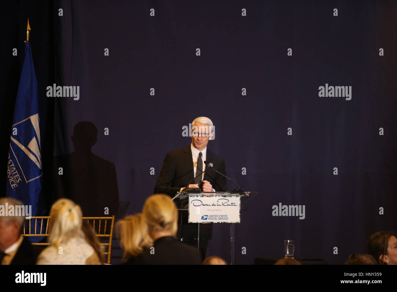 La città di New York, Stati Uniti d'America. Xvi Feb, 2017. Emittente televisiva CNN Anderson Cooper a podio. L'ex Segretario di Stato e il candidato presidenziale Hillary Clinton uniti Vogue editor Anna Wintour, Anderson Cooper, Oscar de la Renta CEO Alexander Bolen & USPS VP Janice D. Walker in Grand Central Terminal, Vanderbilt Hall formalmente a svelare un USPS francobollo in onore di designer di moda Oscar de la Renta. Credito: Andy Katz/Pacific Press/Alamy Live News Foto Stock
