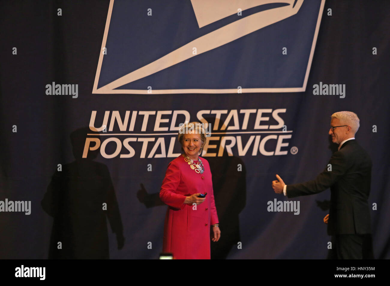 La città di New York, Stati Uniti d'America. Xvi Feb, 2017. Hillary Clinton con emittente televisiva CNN Anderson Cooper sul palco. L'ex Segretario di Stato e il candidato presidenziale Hillary Clinton uniti Vogue editor Anna Wintour, Anderson Cooper, Oscar de la Renta CEO Alexander Bolen & USPS VP Janice D. Walker in Grand Central Terminal, Vanderbilt Hall formalmente a svelare un USPS francobollo in onore di designer di moda Oscar de la Renta. Credito: Andy Katz/Pacific Press/Alamy Live News Foto Stock
