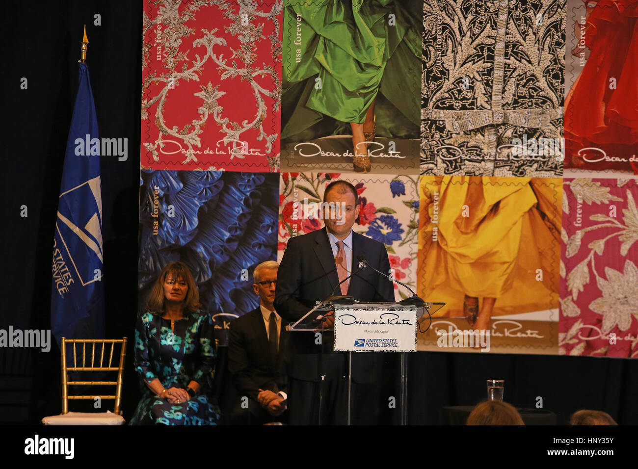 La città di New York, Stati Uniti d'America. Xvi Feb, 2017. Oscar de la Renta CEO Alexander Bolen sul palco. L'ex Segretario di Stato e il candidato presidenziale Hillary Clinton uniti Vogue editor Anna Wintour, Anderson Cooper, Oscar de la Renta CEO Alexander Bolen & USPS VP Janice D. Walker in Grand Central Terminal, Vanderbilt Hall formalmente a svelare un USPS francobollo in onore di designer di moda Oscar de la Renta. Credito: Andy Katz/Pacific Press/Alamy Live News Foto Stock