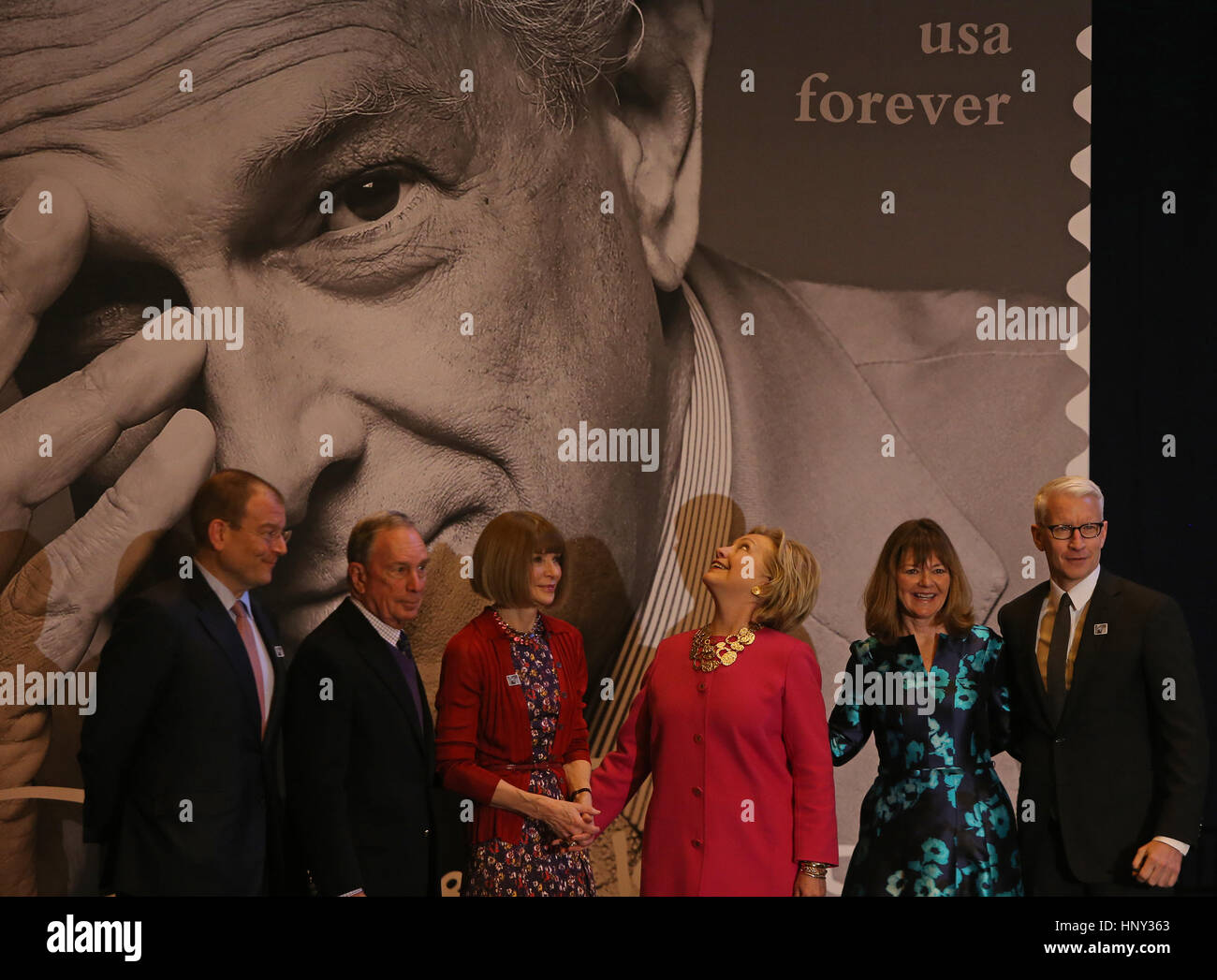 La città di New York, Stati Uniti d'America. Xvi Feb, 2017. Hillary Clinton [in tuta rossa] sorge accanto alla Vogue editor in chief Anna Wintour a Vanderbilt Hall. L'ex Segretario di Stato e il candidato presidenziale Hillary Clinton uniti Vogue editor Anna Wintour, Anderson Cooper, Oscar de la Renta CEO Alexander Bolen & USPS VP Janice D. Walker in Grand Central Terminal, Vanderbilt Hall formalmente a svelare un USPS francobollo in onore di designer di moda Oscar de la Renta. Credito: Andy Katz/Pacific Press/Alamy Live News Foto Stock