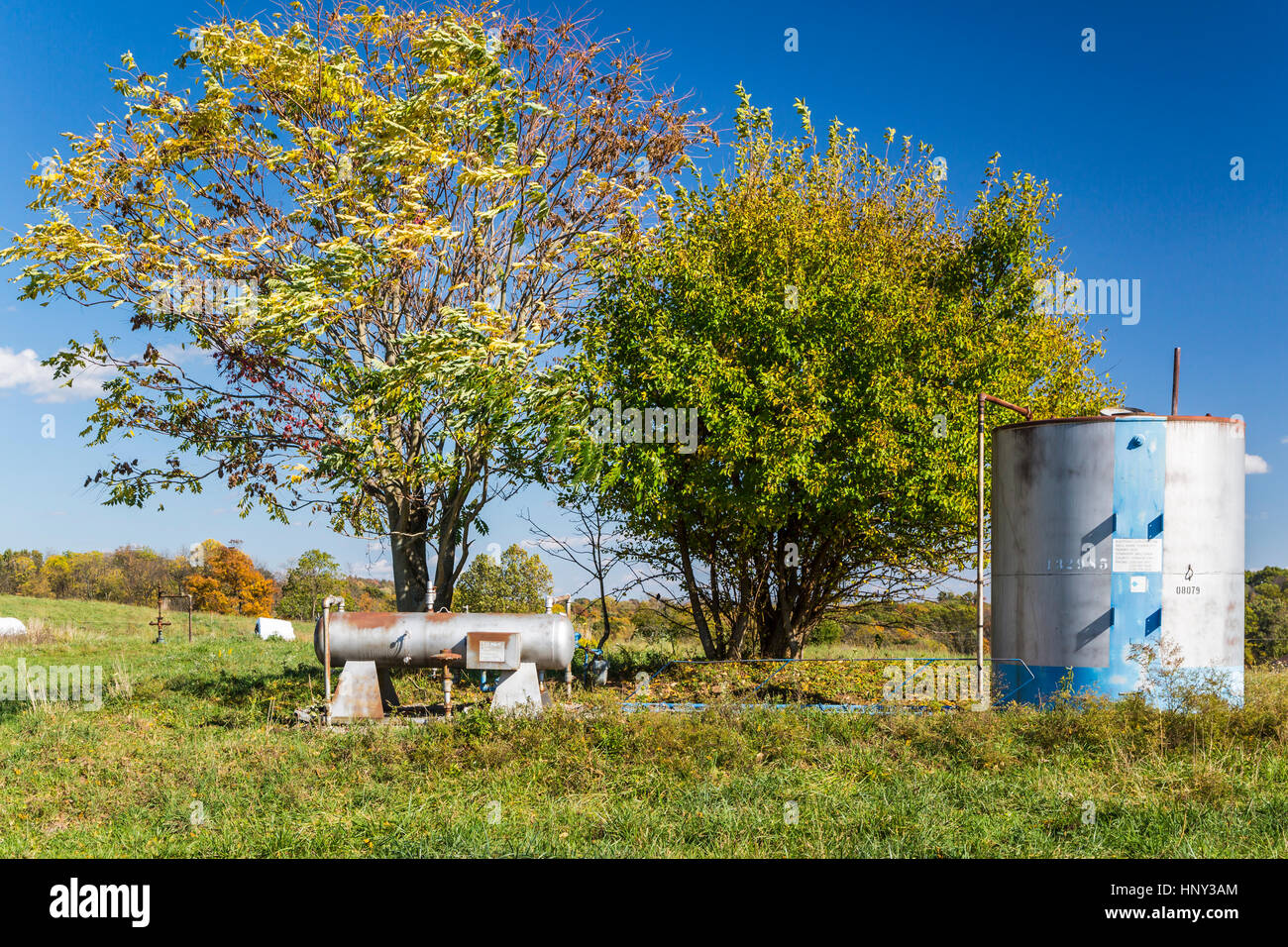 Un olio e un impianto di gas nelle zone rurali Coshocton county, Ohio, Stati Uniti d'America. Foto Stock