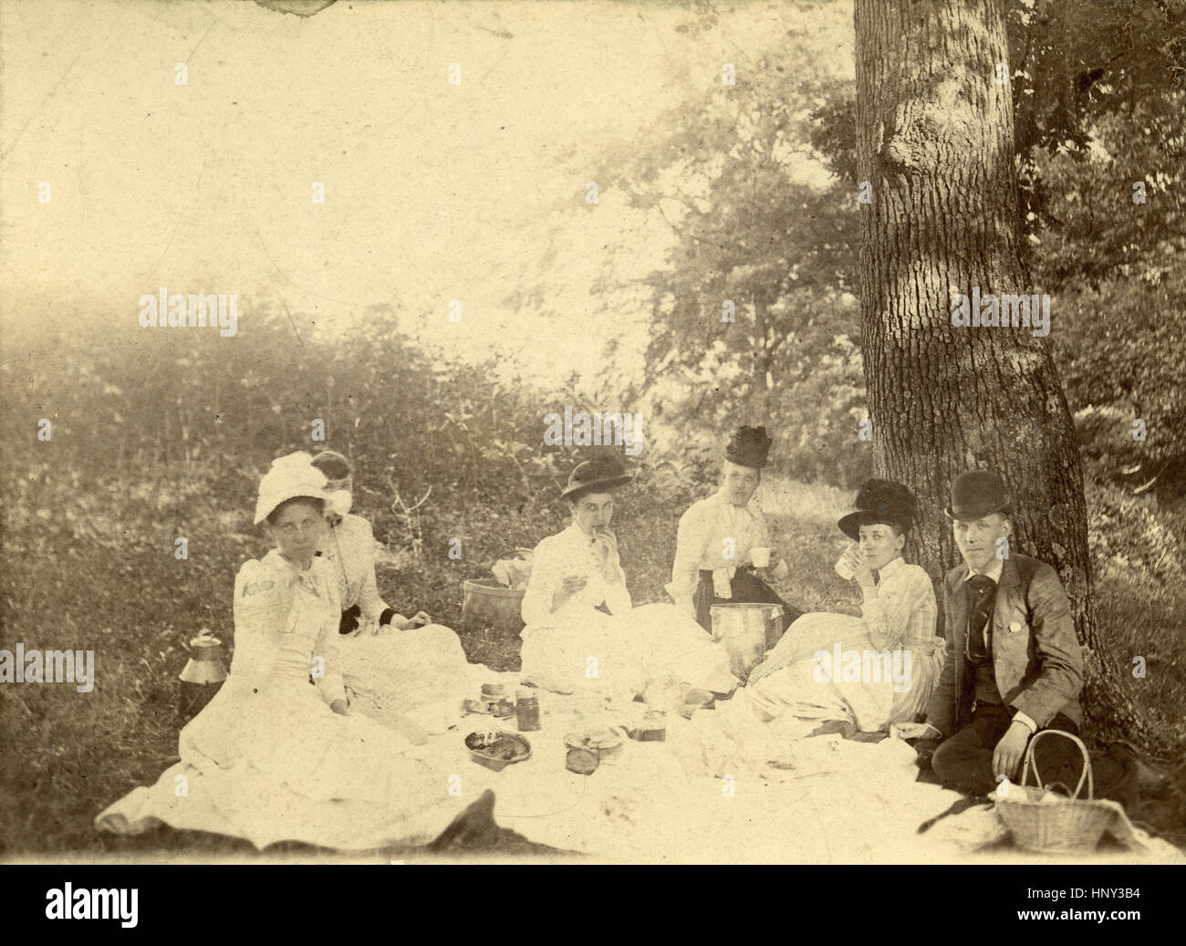 Antique c1890 fotografia, gruppo di Victorian uomini e donne aventi un picnic. Sede: Nuova Inghilterra, Stati Uniti d'America. Fonte: originale stampa fotografica. Foto Stock