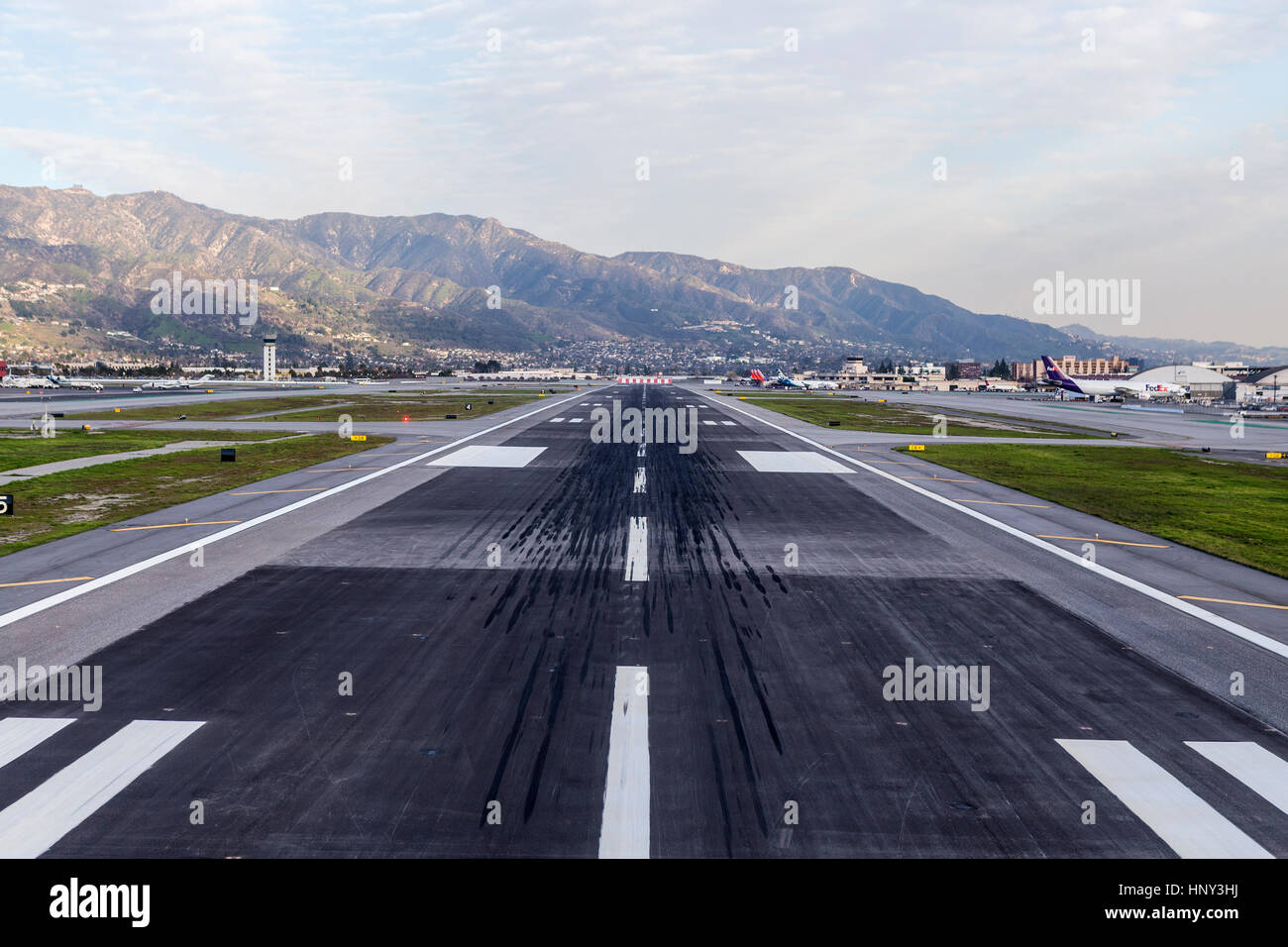 Burbank, in California, Stati Uniti d'America - 26 Gennaio 2017: Skid segni sulla pista di Burbank aeroporto vicino a Los Angeles, California. Foto Stock