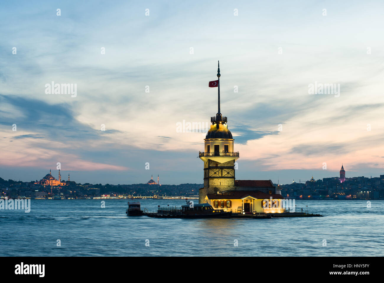 Maidens Tower (Kiz Kulesi) e Golden Horn al crepuscolo, Istanbul, Turchia Foto Stock
