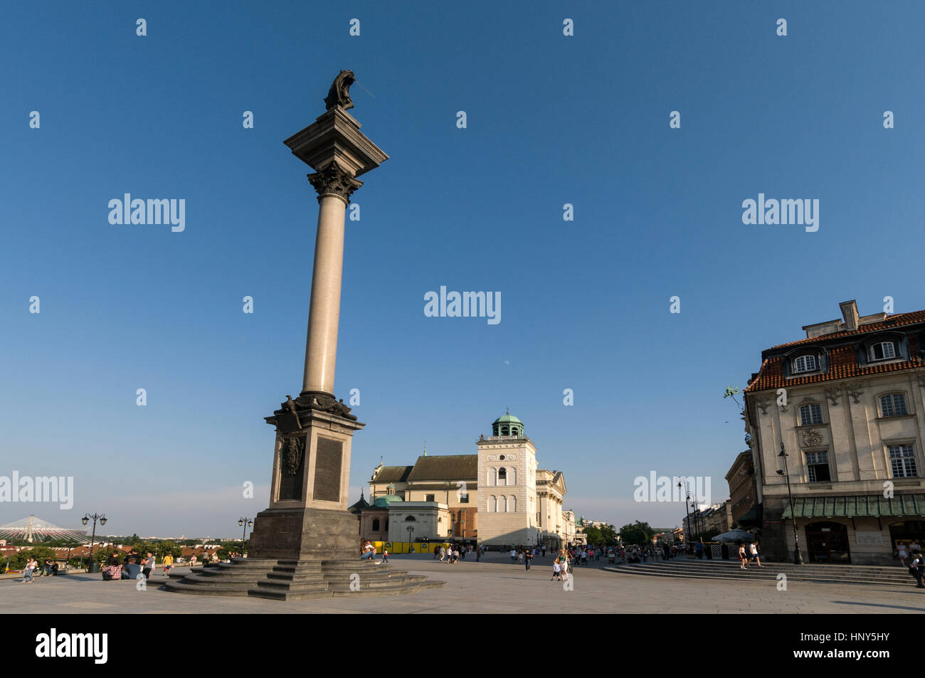 Una statua del xv secolo Re Sigismondo III Vasa su un alta colonna denominata Sigismondo la colonna nel centro della grande piazza del Castello a Varsavia, Polonia Foto Stock