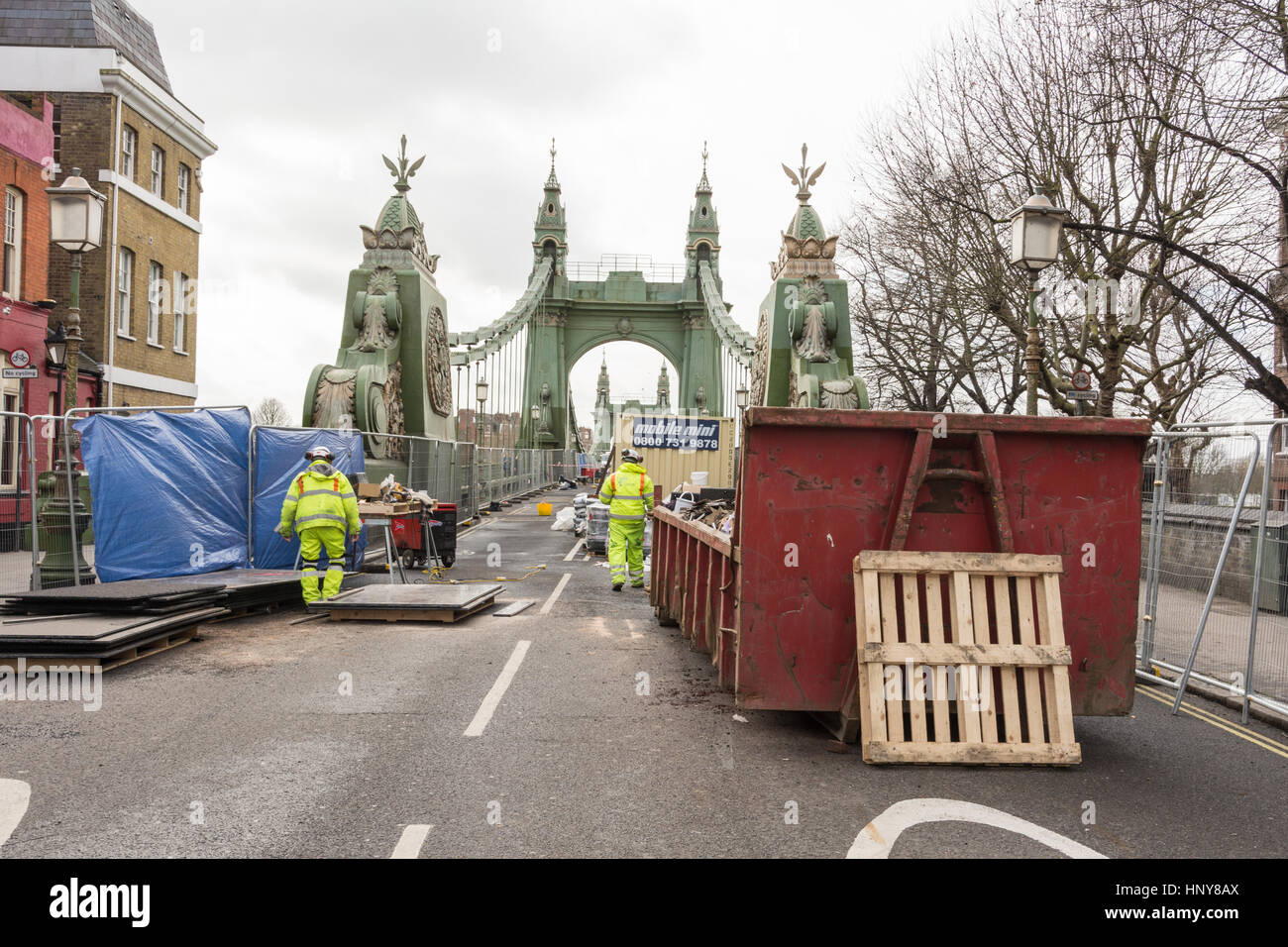 I lavori di riparazione sulla Hammersmith Bridge di Londra, Regno Unito Foto Stock