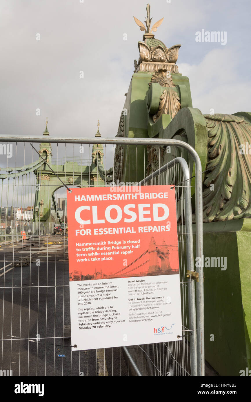I lavori di riparazione sulla Hammersmith Bridge di Londra, Regno Unito Foto Stock
