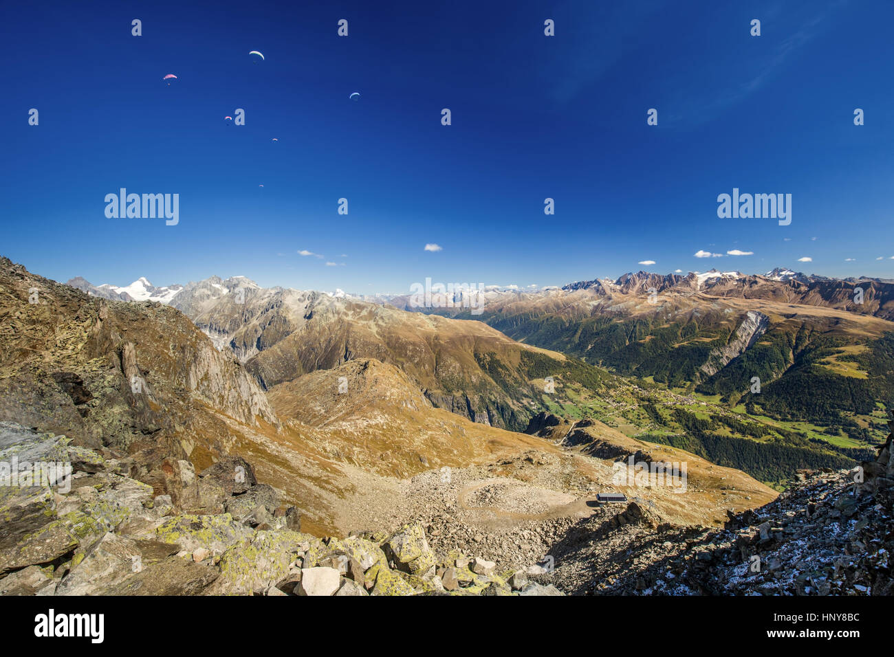 I parapendii godendo di una vista maestosa alle Alpi Svizzere dalla cima del monte Eggishorn, Vallese, Svizzera Foto Stock