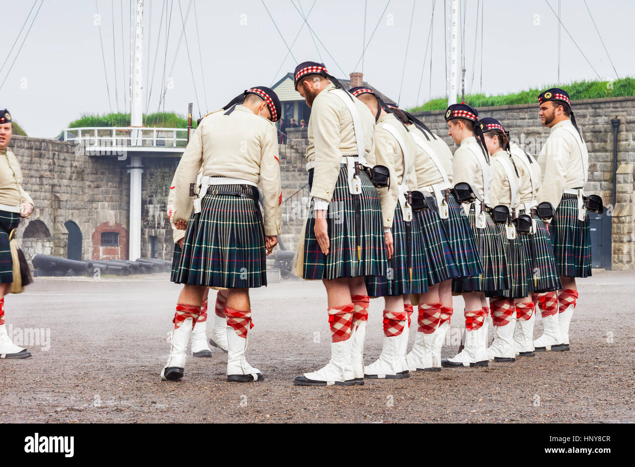 Reenactors ritraggono soldati del 78o Reggimento Highland a Halifax Citadel National Historic Site a Halifax, Nova Scotia, Canada. Foto Stock