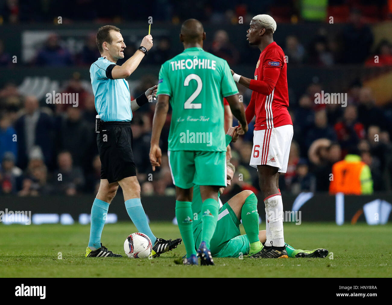 Il Manchester United Paul Pogba è mostrato un cartellino giallo durante la UEFA Europa League Round di 32, la prima gamba corrispondono a Old Trafford, Manchester. Foto Stock