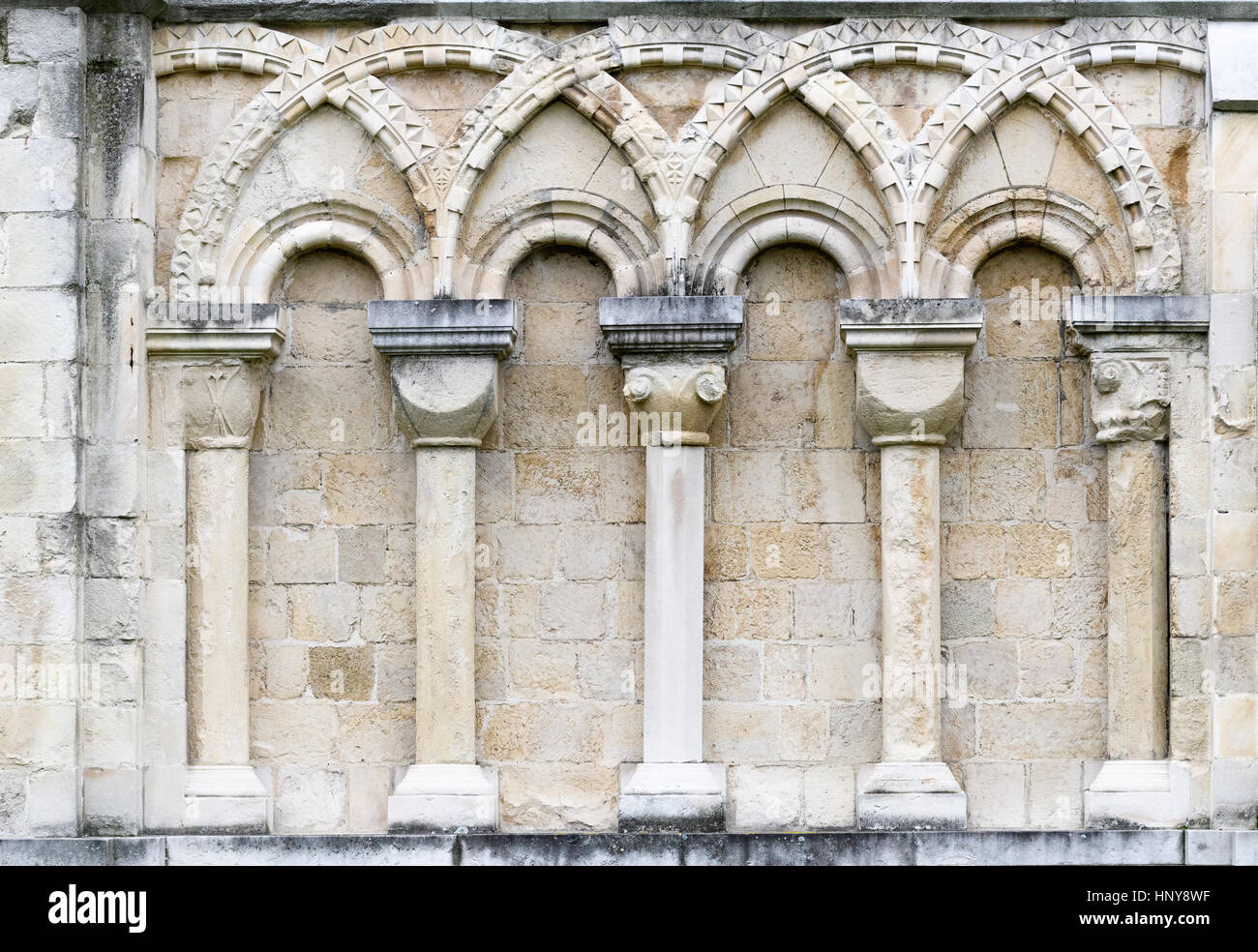 Lavori decorativi in pietra su un muro esterno presso la cattedrale di Canterbury, Inghilterra. Foto Stock