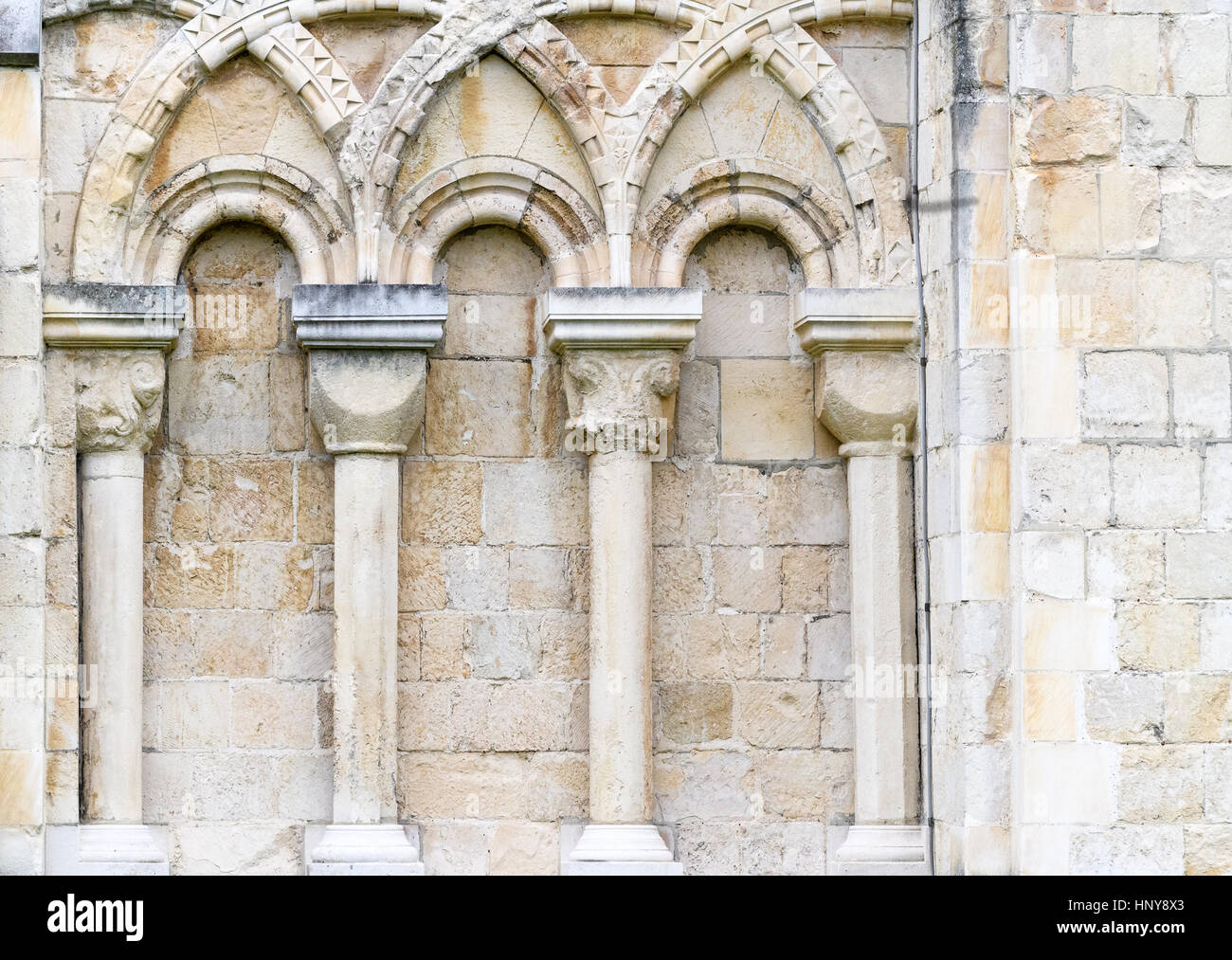 Lavori decorativi in pietra su un muro esterno presso la cattedrale di Canterbury, Inghilterra. Foto Stock