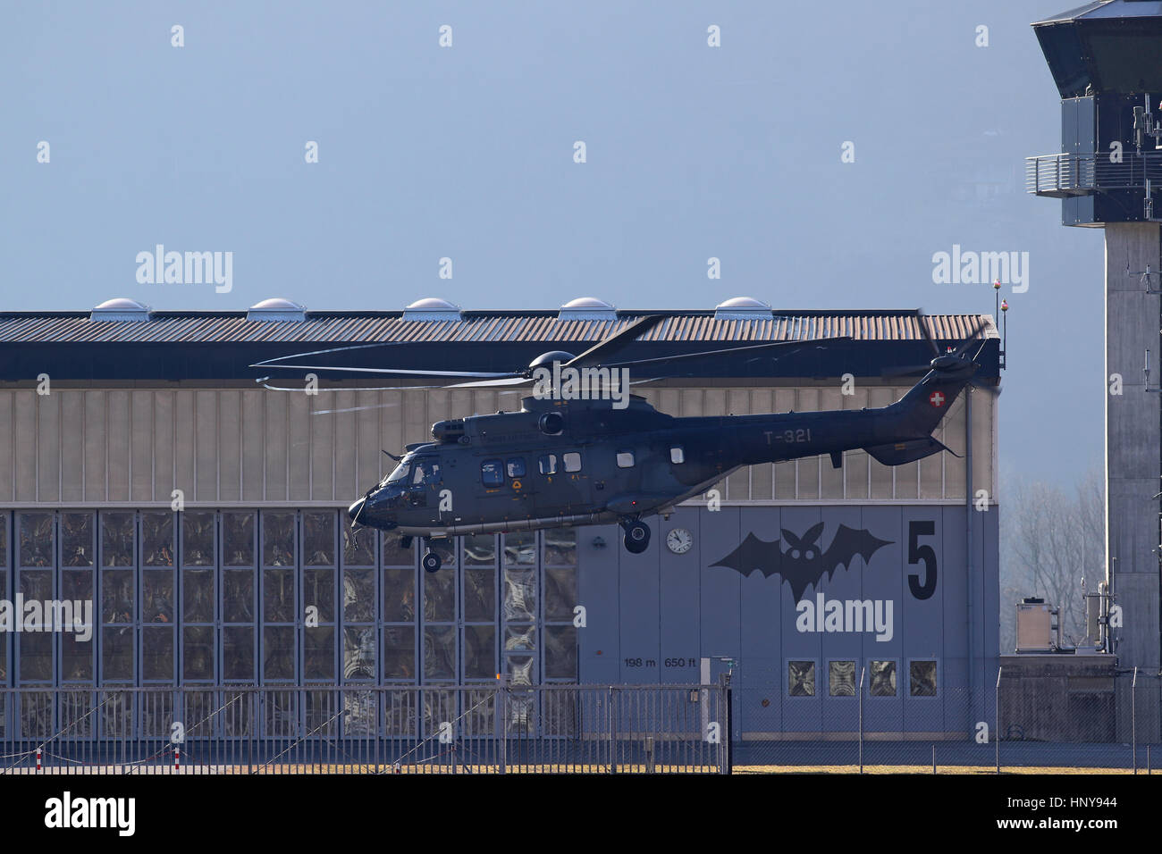 Aeroporto Locarno,Ticino, Svizzera; Febbraio 15, 2017: un Swiss Air Force militare Puma Super elicottero usato in operazioni SAR durante il decollo Foto Stock