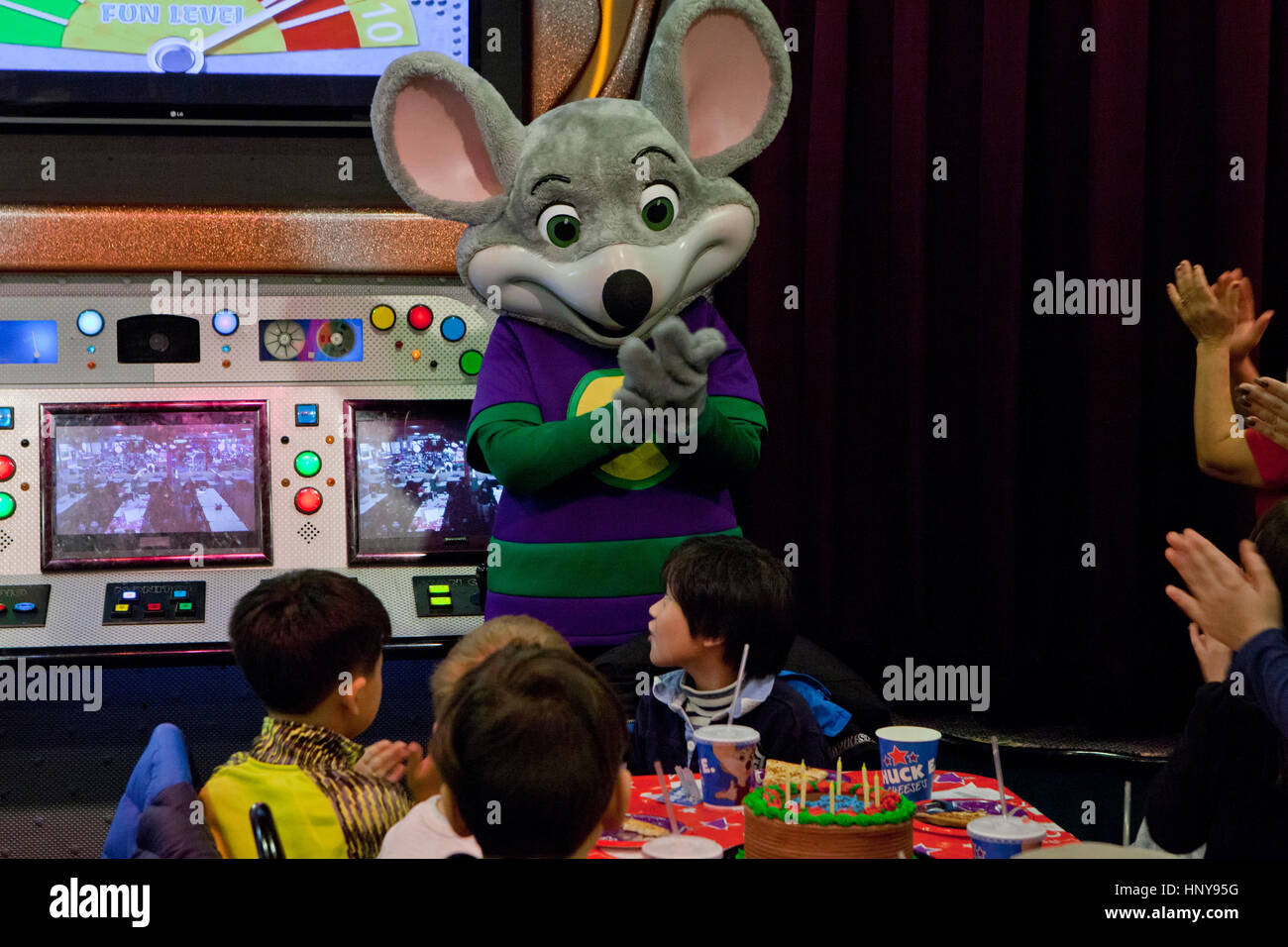 Bambino della festa di compleanno a mandrino e formaggio's restaurant - USA Foto Stock