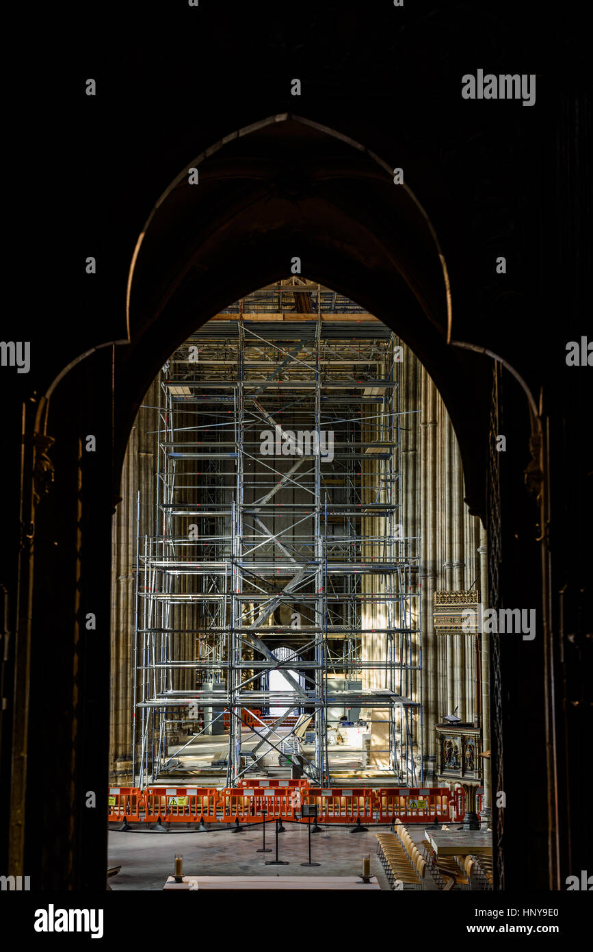 Ponteggio appena eretto nella navata centrale presso la cattedrale di Canterbury, Inghilterra, febbraio 2017. Foto Stock