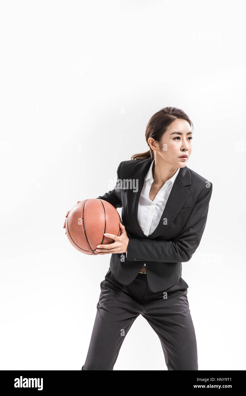 Imprenditrice con una palla da basket Foto Stock