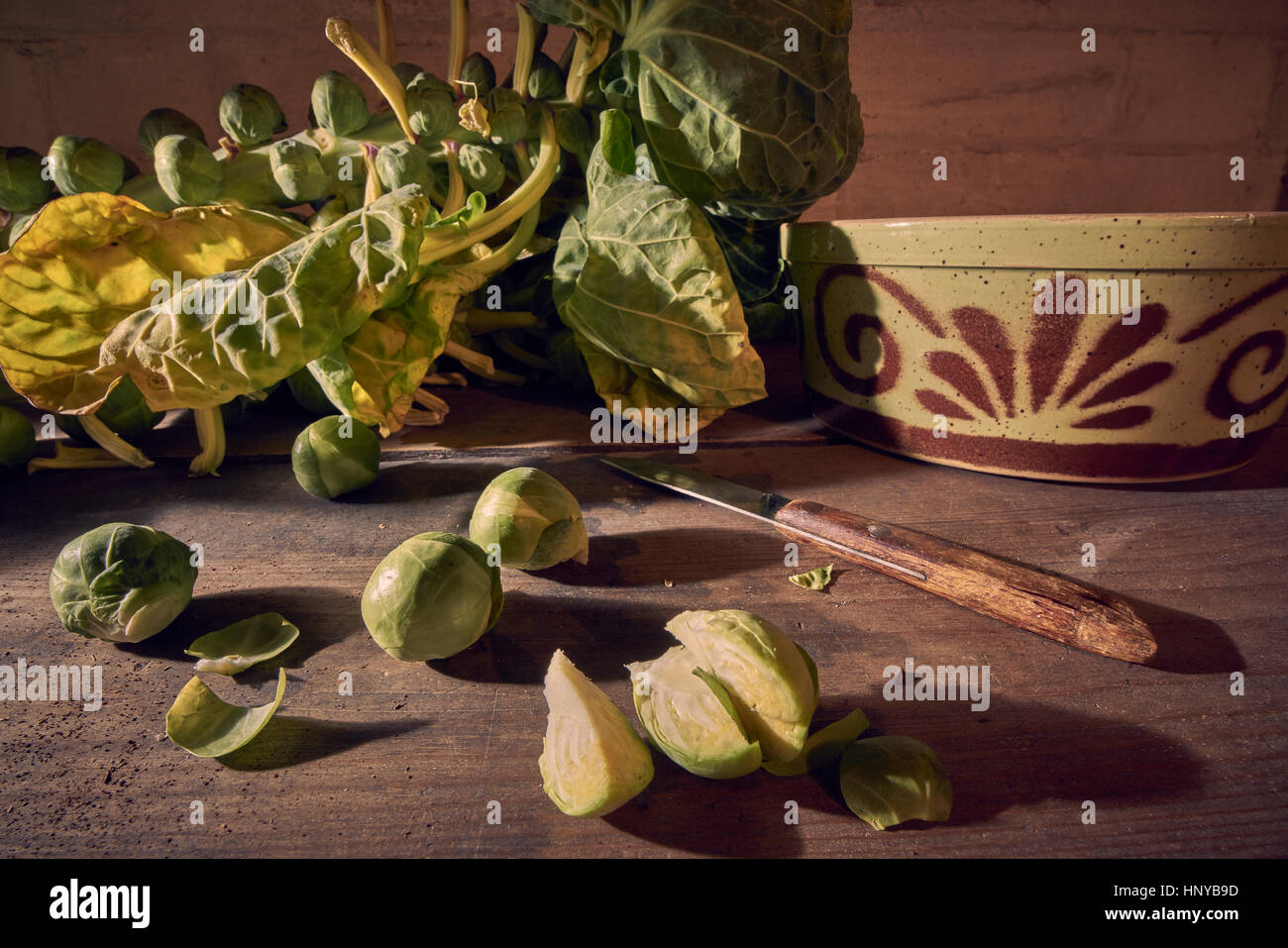 I cavoli di Bruxelles di essere preparato per mangiare Foto Stock