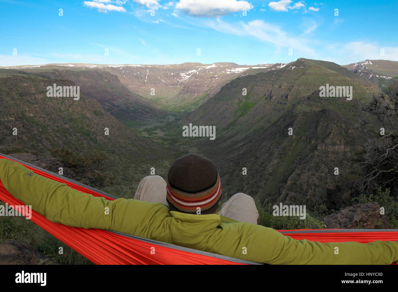 Rilassarsi in un'amaca in corrispondenza della bocca del grande gola indiano su Oregon's Steens Mountain Foto Stock