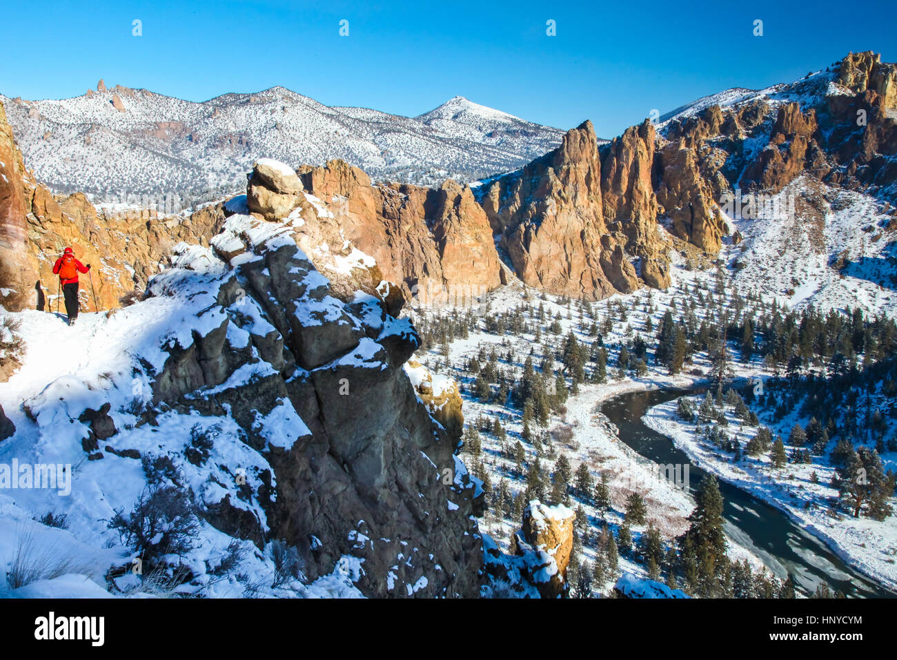 Escursione invernale con neve nel deserto di Smith Rock State Park fuori Terrebonne Oregon Foto Stock