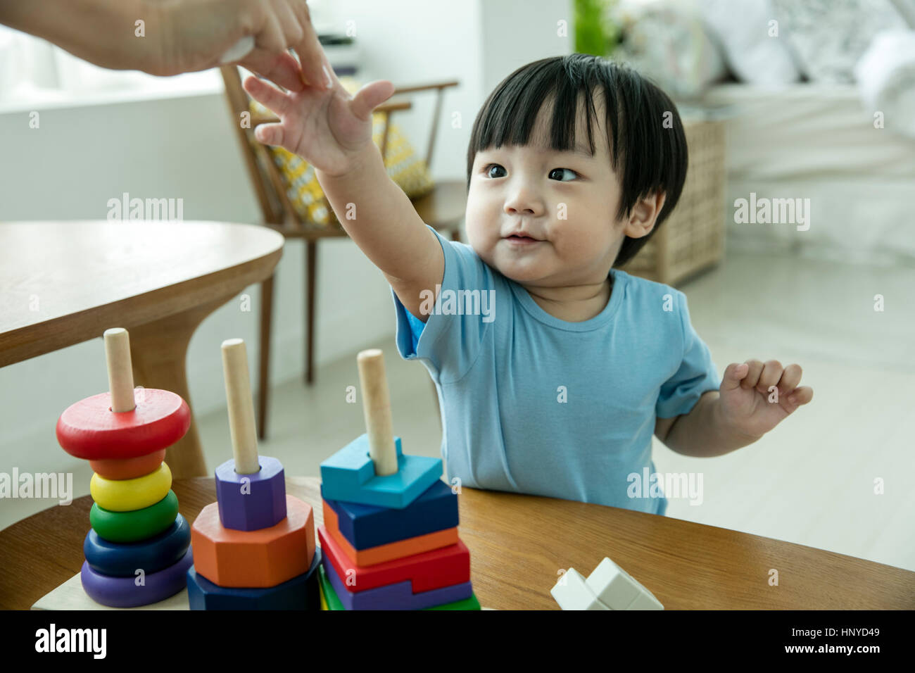 Baby boy tenendo fuori mano Foto Stock