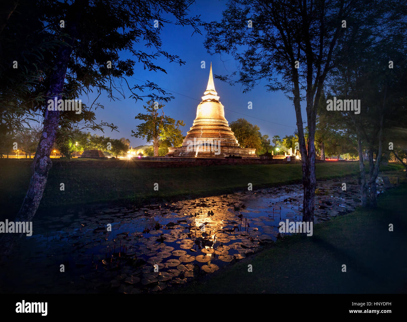 Stupa dorato tempio buddista in Sukhothai Historical Park, Thailandia Foto Stock
