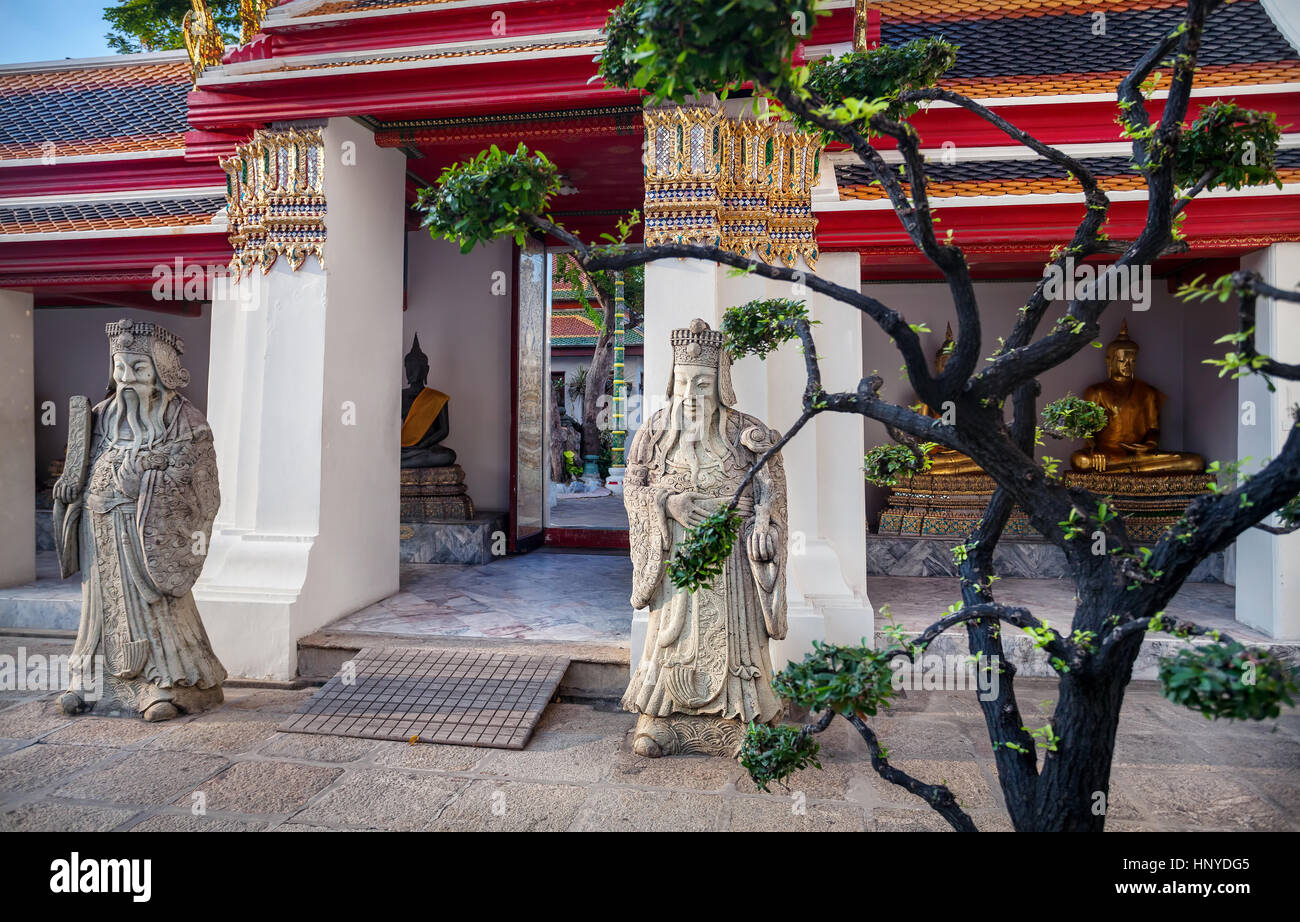 Statue di pietra nel tempio buddista di Tempio Wat Pho a Bangkok, in Thailandia Foto Stock
