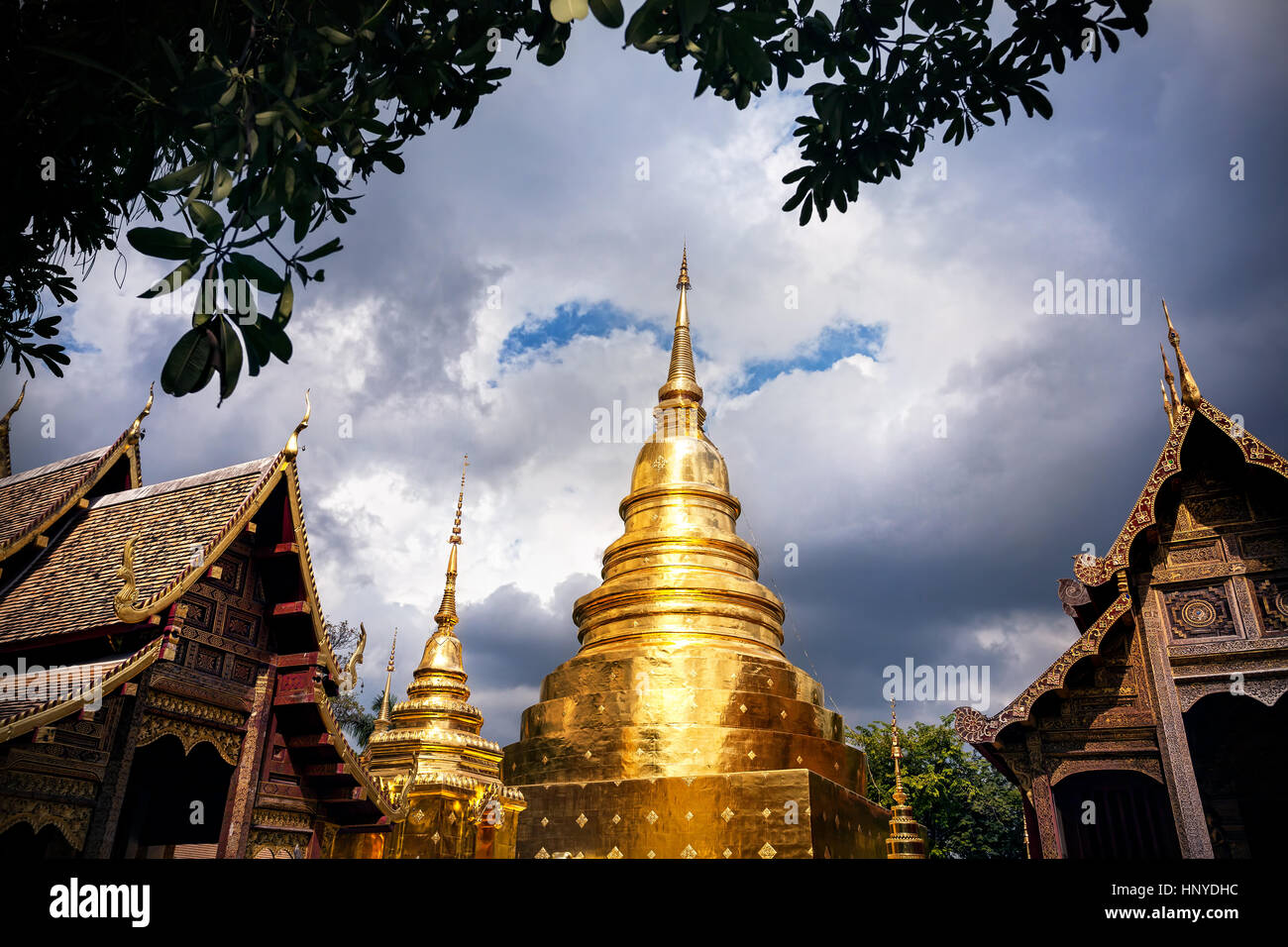 Wat Phra Sing con golden Stupa al cielo nuvoloso in background, Chiang Mai, Thailandia Foto Stock