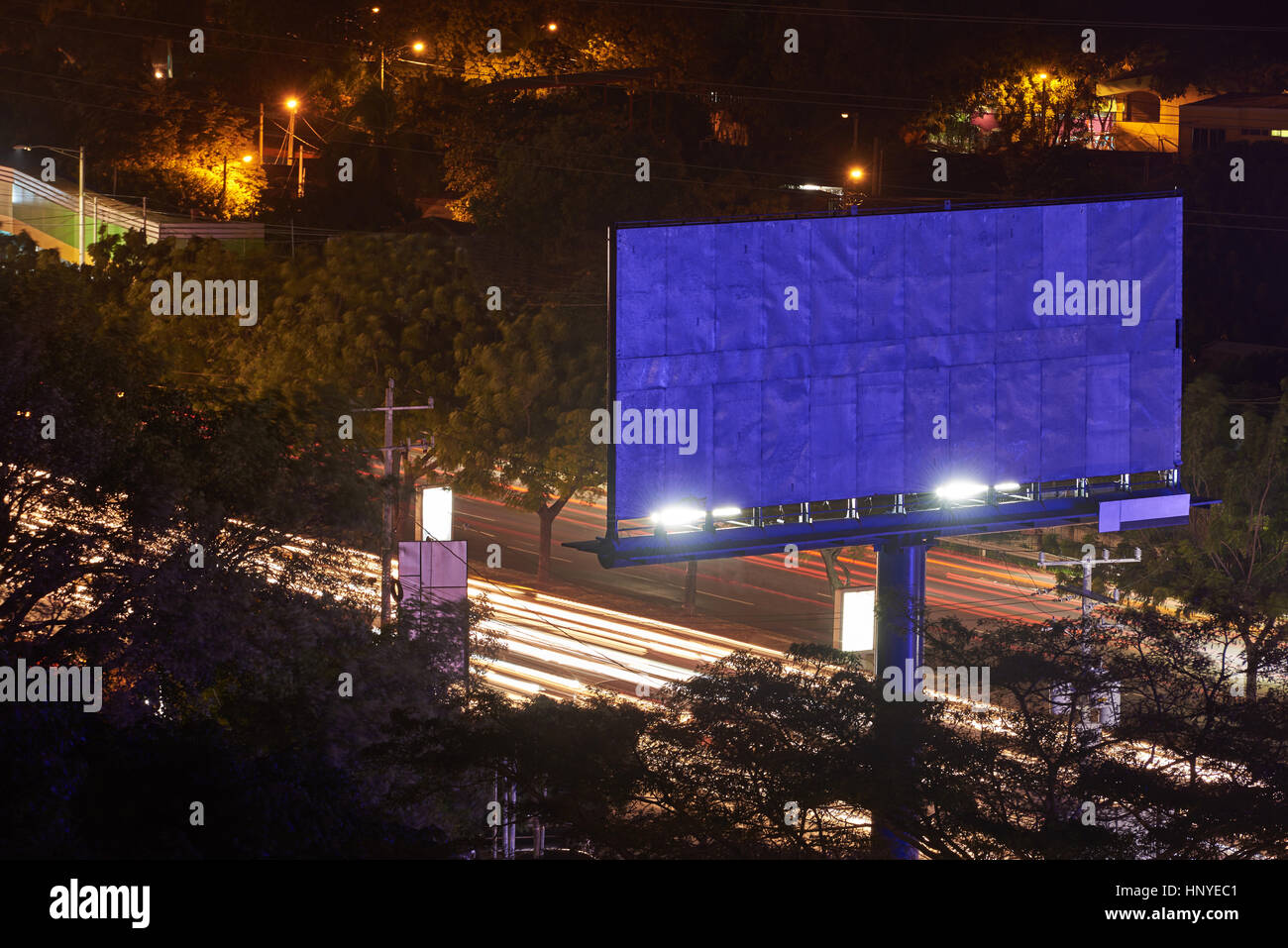 Banner di vuoto nella città di notte con il traffico su autostrada Foto Stock