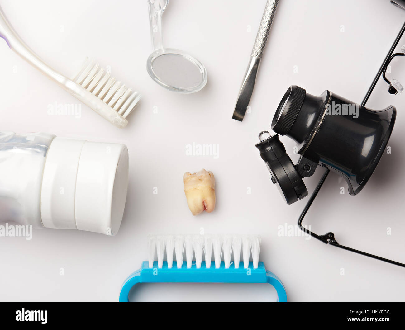 Denti estratti circa gli strumenti dentali isolati su sfondo bianco Foto Stock