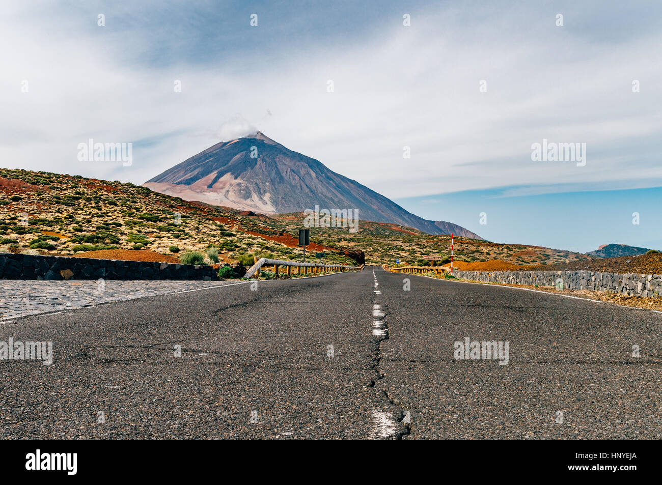 Dritta strada vuoto contro il vulcano El Teide, Tenerife, Isole canarie, Spagna Foto Stock