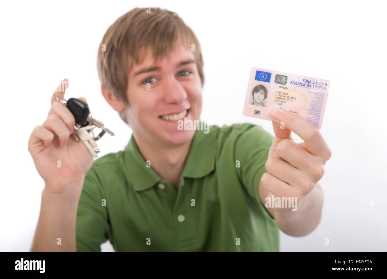 Modello di rilascio , Junger Mann mit Autoschluessel und Fuehrerschein - giovane con chiave auto e patente di guida Foto Stock