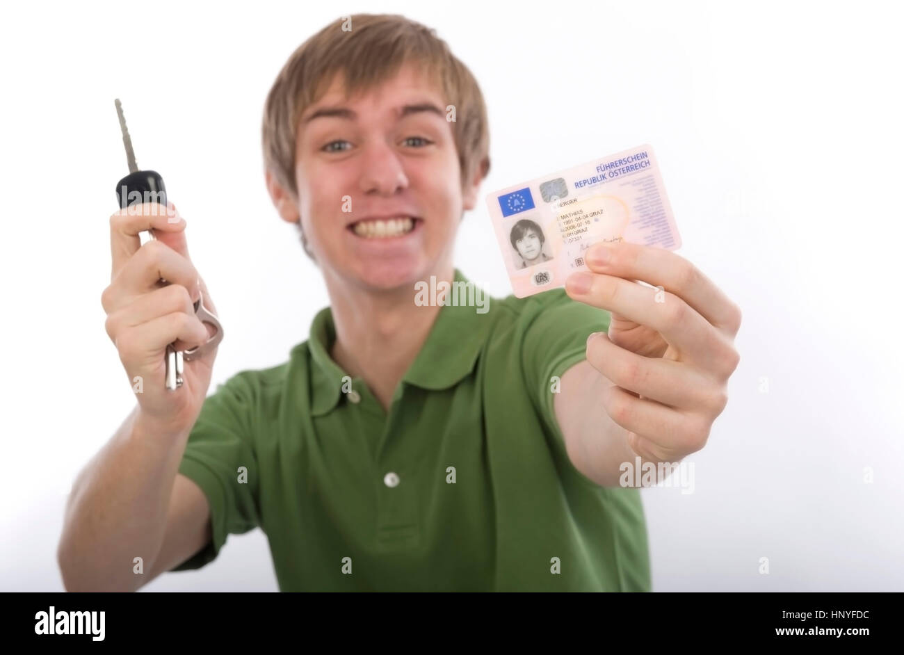 Modello di rilascio , Junger Mann mit Autoschluessel und Fuehrerschein - giovane con chiave auto e patente di guida Foto Stock