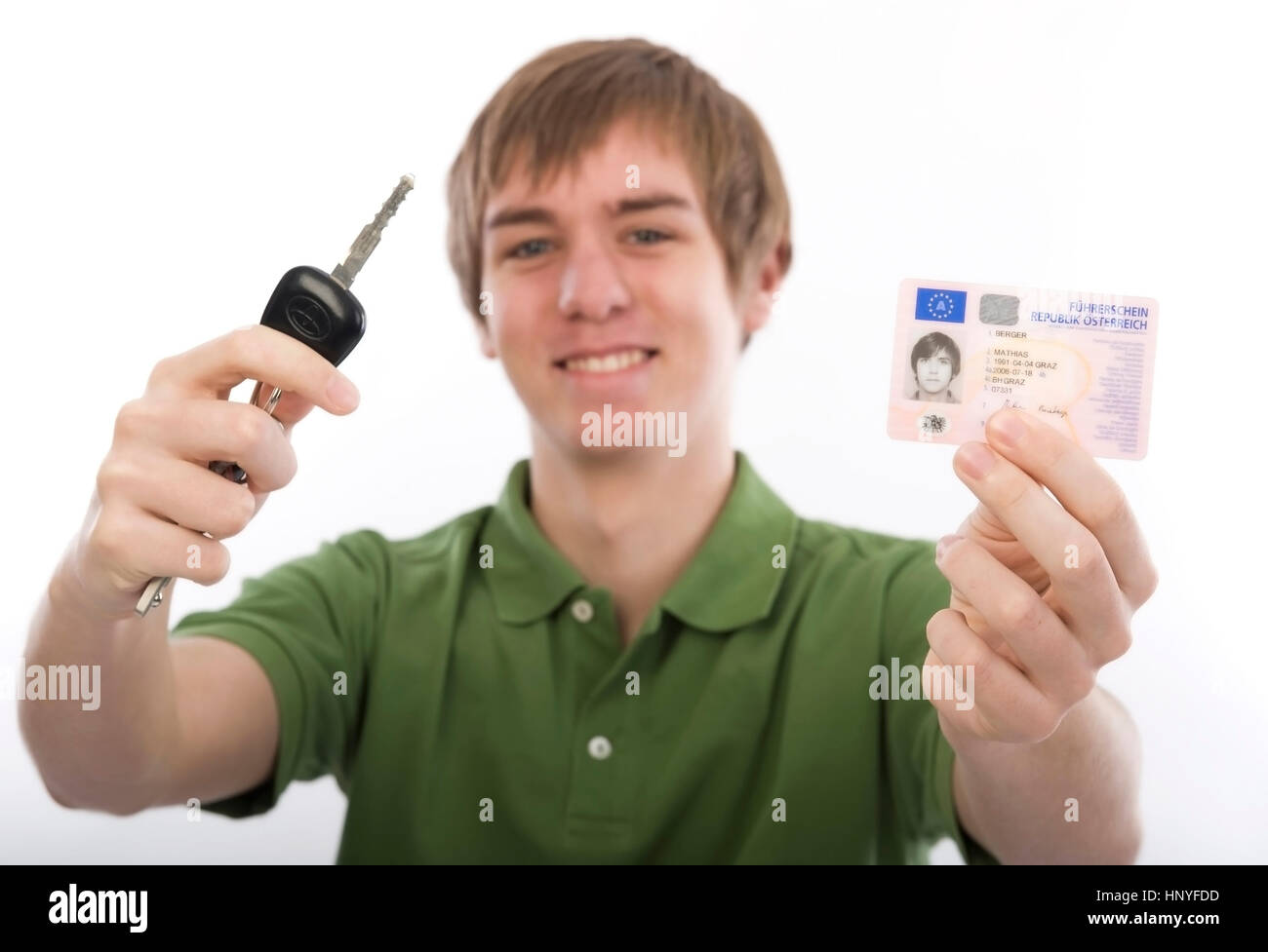 Modello di rilascio , Junger Mann mit Autoschluessel und Fuehrerschein - giovane con chiave auto e patente di guida Foto Stock