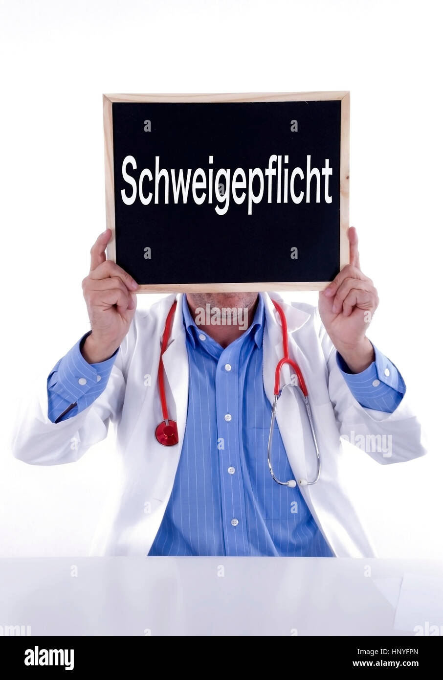 Modello di rilascio , Arzt mit Tafel Schweigepflicht - medico con Blackboard Schweigepflicht Foto Stock