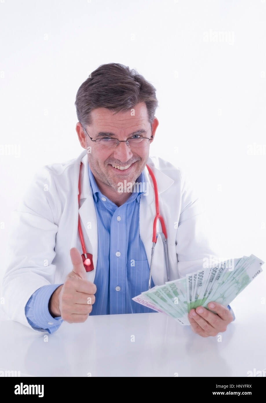 Modello di rilascio , Symbolbild aerztegehalt - medico con il denaro Foto Stock