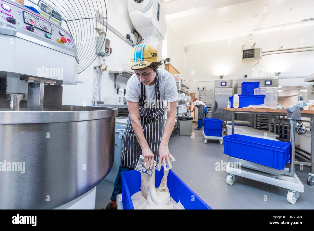 Artigiani locali per la panificazione a Angel panificio, Abergavenny. Foto Stock