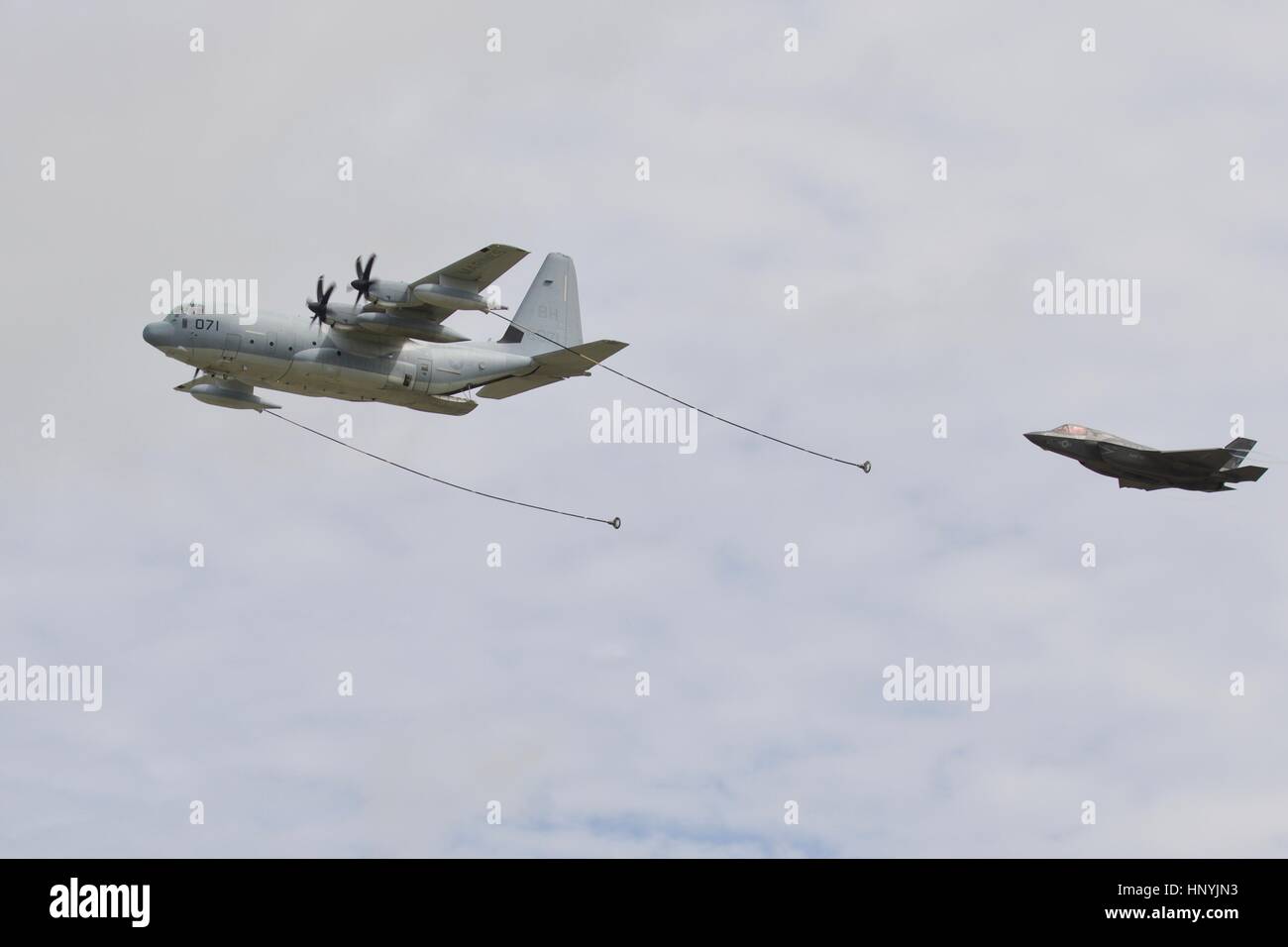 Marines americani KC-130J Hercules simulando il rifornimento di un F-35B Linghtning ll presso il Royal International Air Tattoo Foto Stock