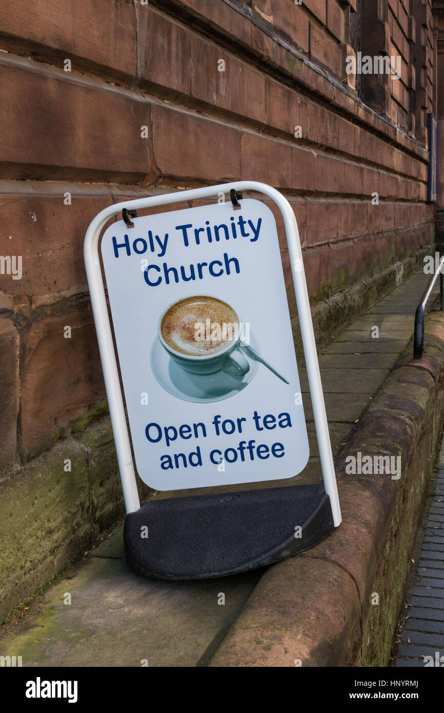 Aprire per il tè e il caffè firmare al di fuori di una chiesa in Warrington, Cheshire, Regno Unito Foto Stock