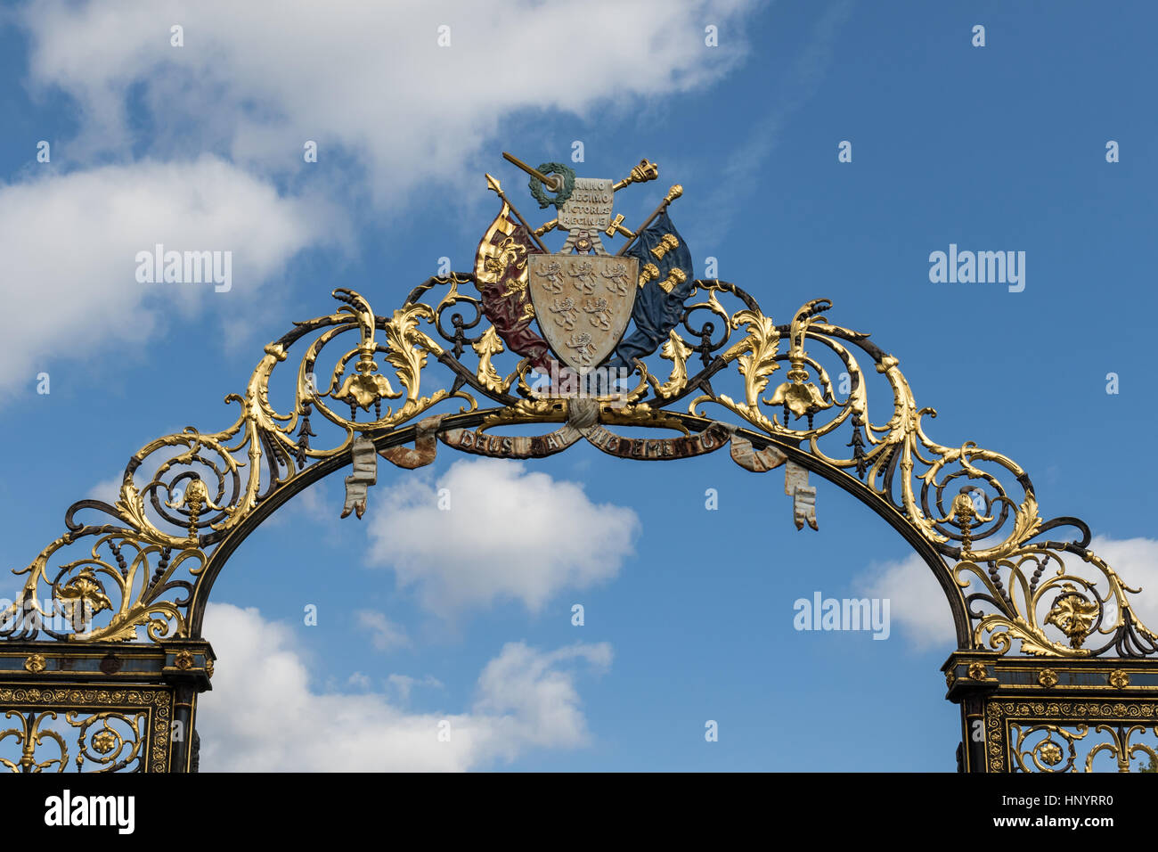 Dettaglio del Golden Gates al di fuori del Warrington Town Hall, Cheshire, Regno Unito Foto Stock