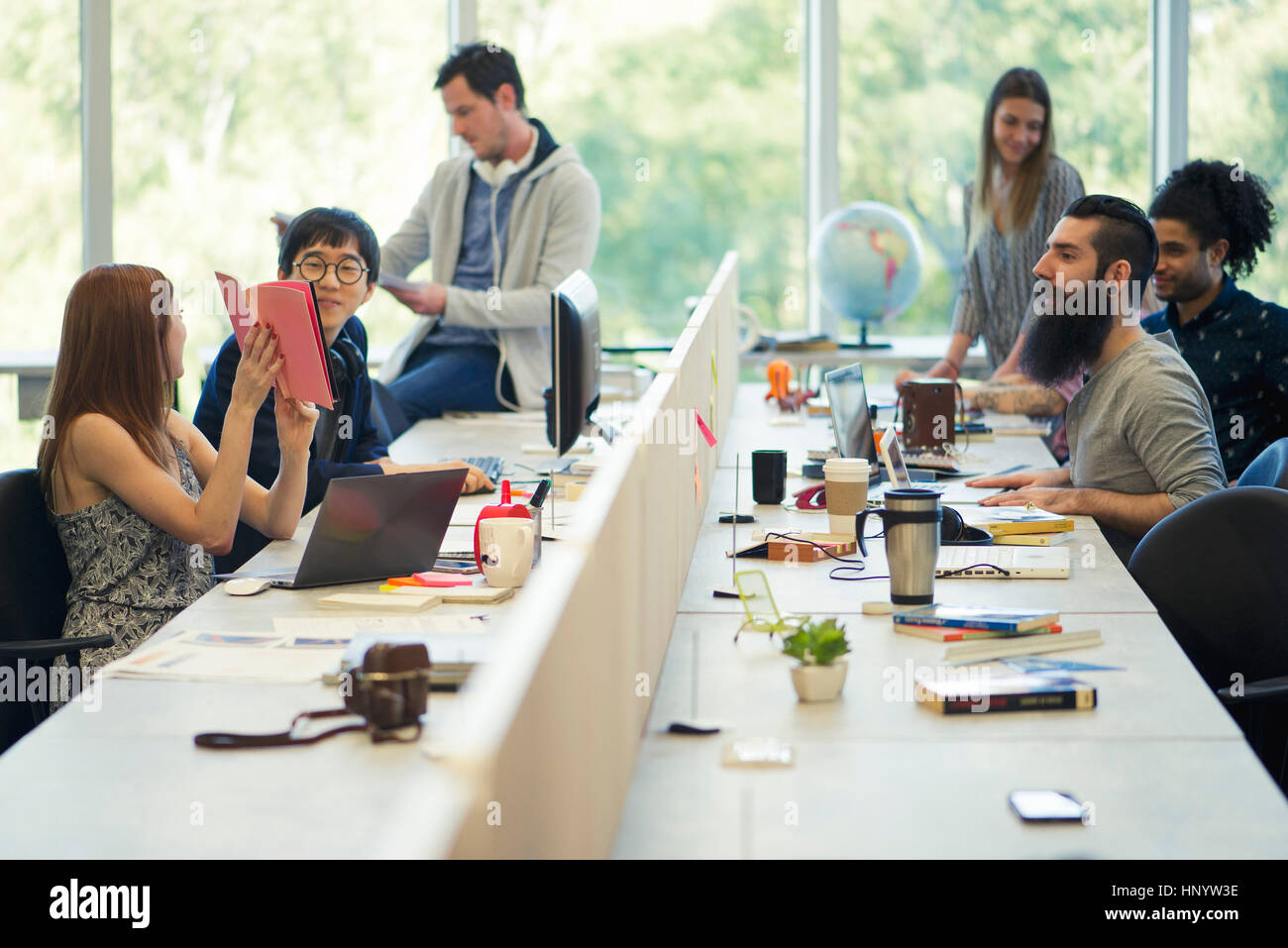 Gli imprenditori che lavorano in ufficio open space Foto Stock