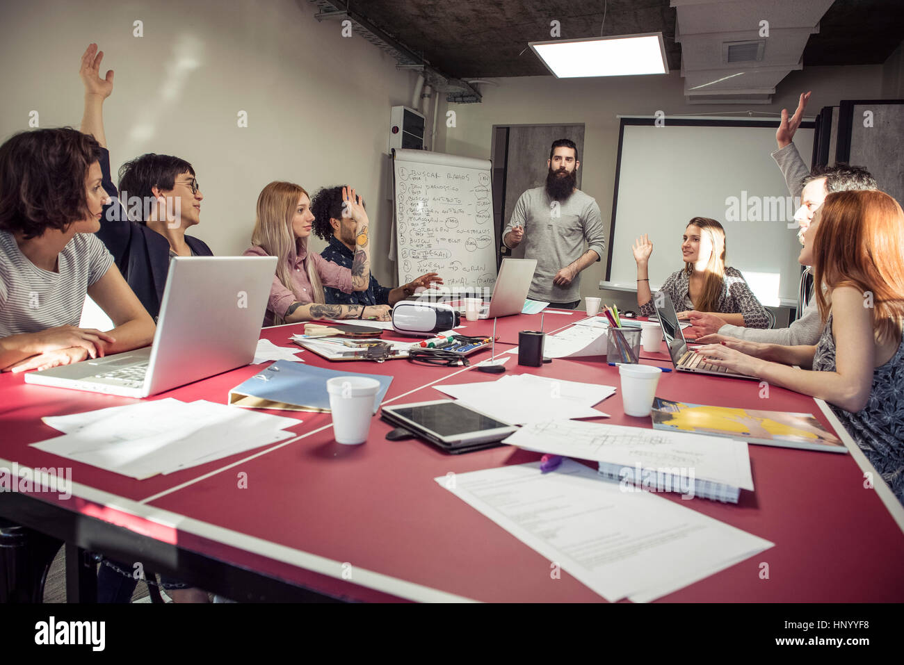 Colleghi il brainstorming in riunione Foto Stock