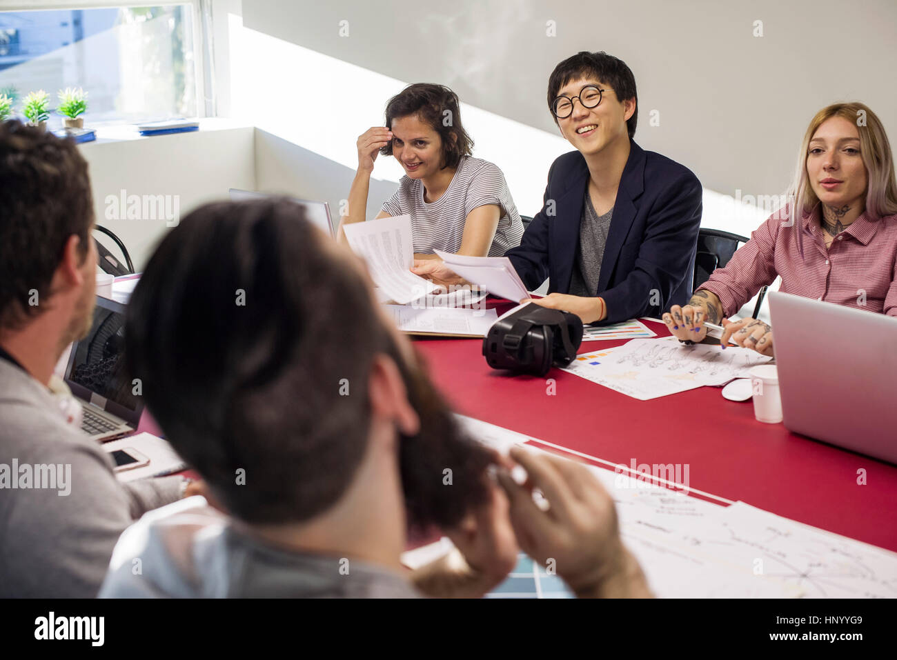 I colleghi di collaborare durante la riunione Foto Stock