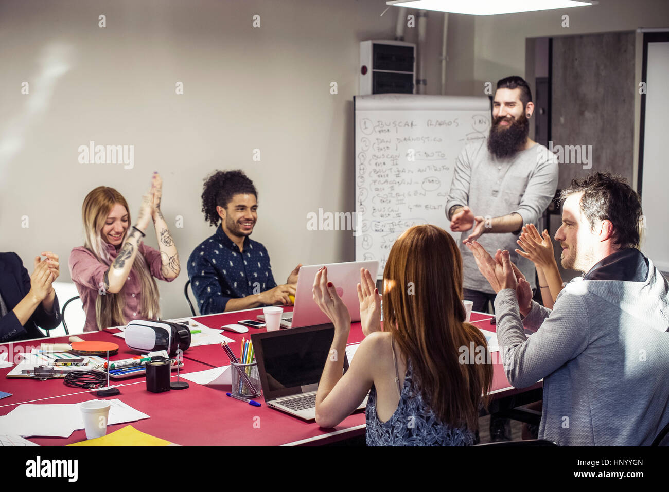 Gli imprenditori plaudendo alla riunione Foto Stock