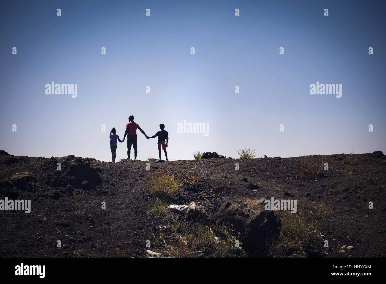Famiglia con due figli godendo di splendore naturale Foto Stock